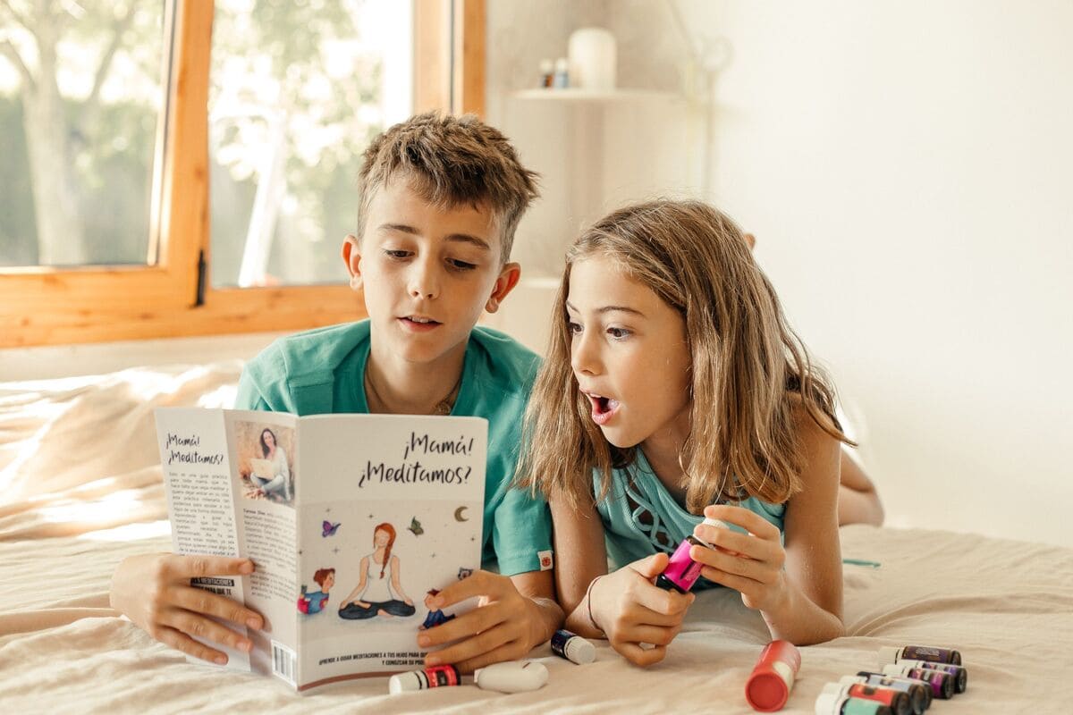 Niños leyendo un libro de meditación
